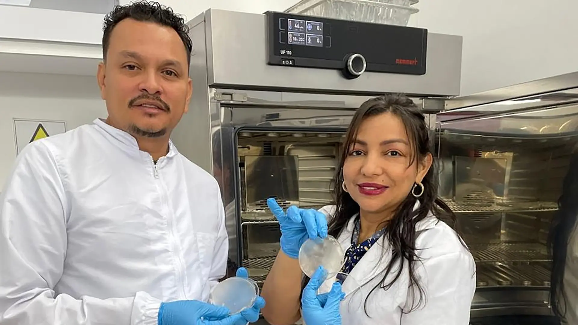 Docentes Jader Alean Valle y Sandra Daza Orsini en su estancia en el Laboratorio de Investigación e Innovación Agroalimentaria de la UPTC