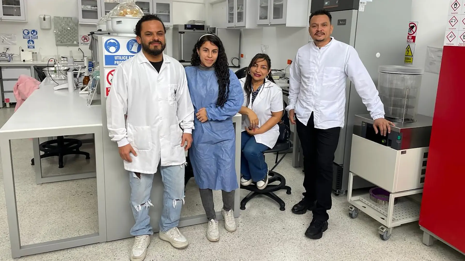 Docentes de Uniguajira en el Laboratorio de Investigación e Innovación Agroalimentaria de la UPTC acompañado de los investigadores