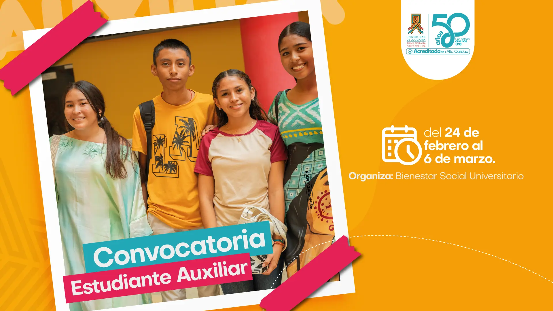 Afiche institucional de la Universidad de La Guajira por los 50 años, con fotografía de cuatro estudiantes jóvenes de pie, sonriendo y mirando a la cámara, en un espacio universitario con fondo amarillo y rojo. En la imagen se lee “Convocatoria Estudiante Auxiliar”. En la parte inferior aparece la fecha: del 24 de febrero al 6 de marzo de 2026. Organiza: Bienestar Social Universitario.