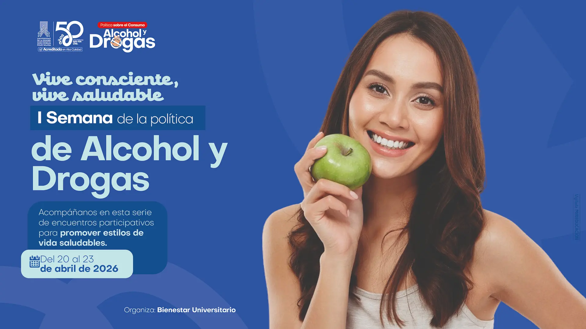 Pieza promocional de la I Semana de la política de Alcohol y Drogas. Fondo azul con una mujer sonriente sosteniendo una manzana verde, asociada a hábitos saludables. El mensaje invita a vivir consciente y saludable y a participar en encuentros para promover estilos de vida sanos. Fecha: del 20 al 23 de abril de 2026. Organiza: Bienestar Universitario. Incluye logos institucionales de la universidad.