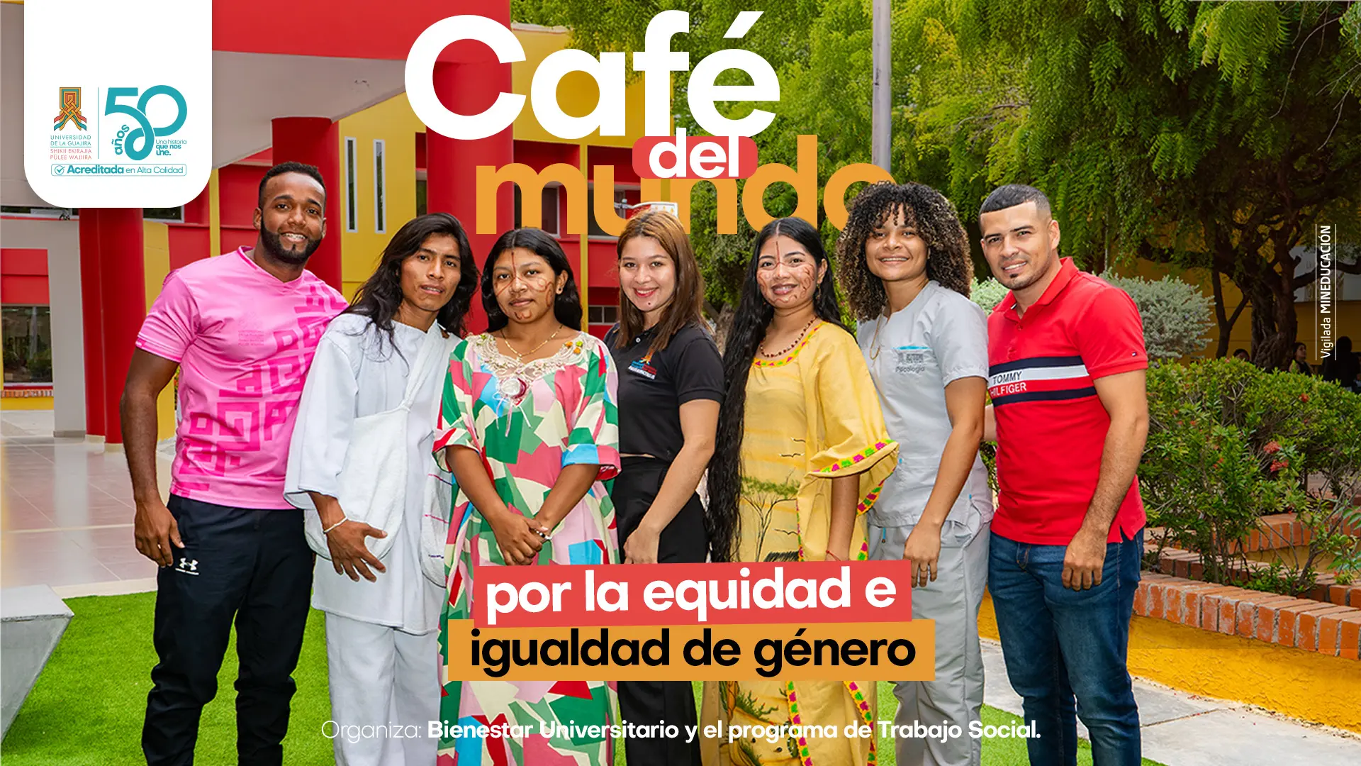 Pieza promocional de la Universidad de La Guajira sobre la actividad “Café del mundo por la equidad e igualdad de género”. En la imagen aparece un grupo de siete personas posando al aire libre en las instalaciones de la universidad. Participan hombres y mujeres con vestimenta diversa, incluyendo trajes tradicionales y uniformes académicos; algunas personas tienen pintura facial alusiva a expresiones culturales. Al fondo se observan jardines, árboles y edificaciones del campus en colores rojo y amarillo. En la parte superior se destaca el título “Café del mundo” y, en la parte inferior, el mensaje “por la equidad e igualdad de género”. La actividad es organizada por Bienestar Universitario y el programa de Trabajo Social. En la esquina superior izquierda aparecen los logos institucionales de la Universidad de La Guajira y sus 50 años de trayectoria.