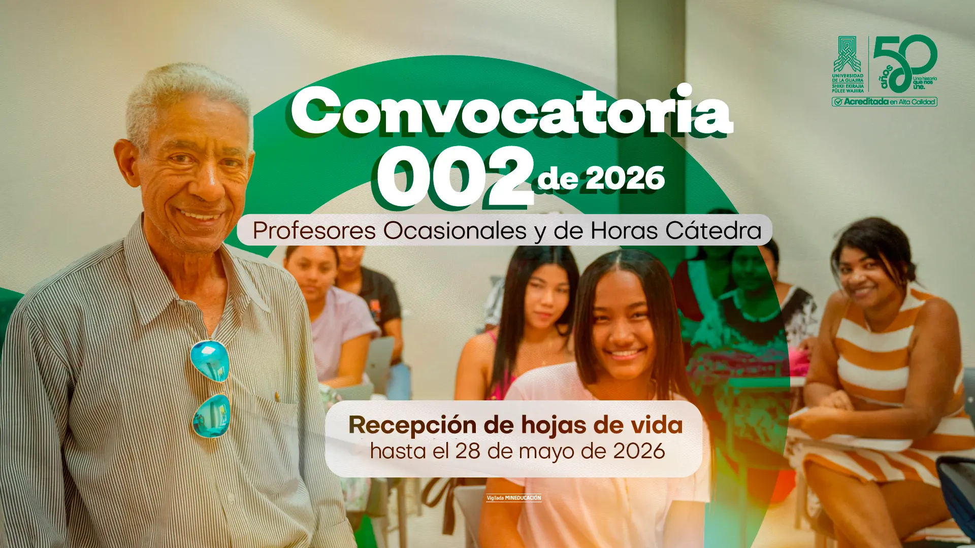 Banner informativo de la Universidad de La Guajira sobre la “Convocatoria 002 de 2026” para profesores ocasionales y de horas cátedra. En la imagen aparece un docente adulto mayor sonriendo en primer plano dentro de un salón de clases, acompañado de varios estudiantes sentados al fondo. El diseño utiliza formas gráficas en tonos verdes y blancos. El texto destaca la recepción de hojas de vida del 11 al 21 de mayo de 2026. En la esquina superior derecha se observa el logo institucional de Uniguajira y la conmemoración de sus 50 años de acreditación en alta calidad.