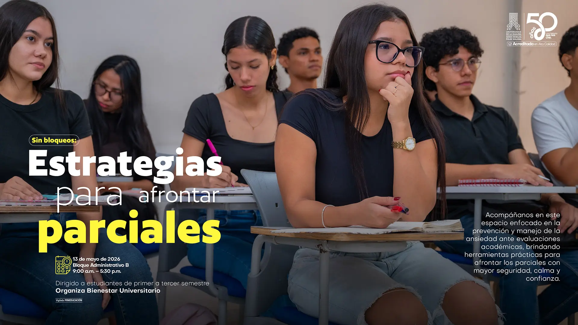 Afiche promocional sobre estrategias para afrontar parciales. En el fondo, un grupo de estudiantes universitarios en un aula toma apuntes; en primer plano, una joven con gafas sostiene un bolígrafo mientras escucha atenta. El texto principal dice: “Sin bloqueos: Estrategias para afrontar parciales”. Se invita a un espacio enfocado en la prevención y manejo de la ansiedad ante evaluaciones académicas, con herramientas prácticas para afrontarlas con seguridad, calma y confianza. Incluye fecha 13 de mayo de 2026, horario de 9:00 a.m. a 5:30 p.m., lugar Bloque Administrativo B, dirigido a estudiantes de primer a tercer semestre y organizado por Bienestar Universitario. También aparecen los logos de la Universidad de La Guajira.