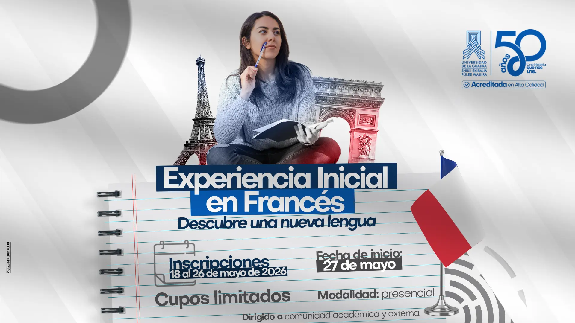 Pieza promocional institucional del curso Experiencia Inicial en Francés: Descubre una nueva lengua”, con una persona sosteniendo un cuaderno y un bolígrafo, acompañada de elementos representativos de Francia como la Torre Eiffel, el Arco del Triunfo y la bandera francesa. El diseño incluye una libreta como fondo principal y presenta información sobre inscripciones del 18 al 26 de mayo de 2026, inició el 27 de mayo, modalidad presencial y cupos limitados. En la parte superior aparecen los logos institucionales de la Universidad de La Guajira y la conmemoración de sus 50 años.