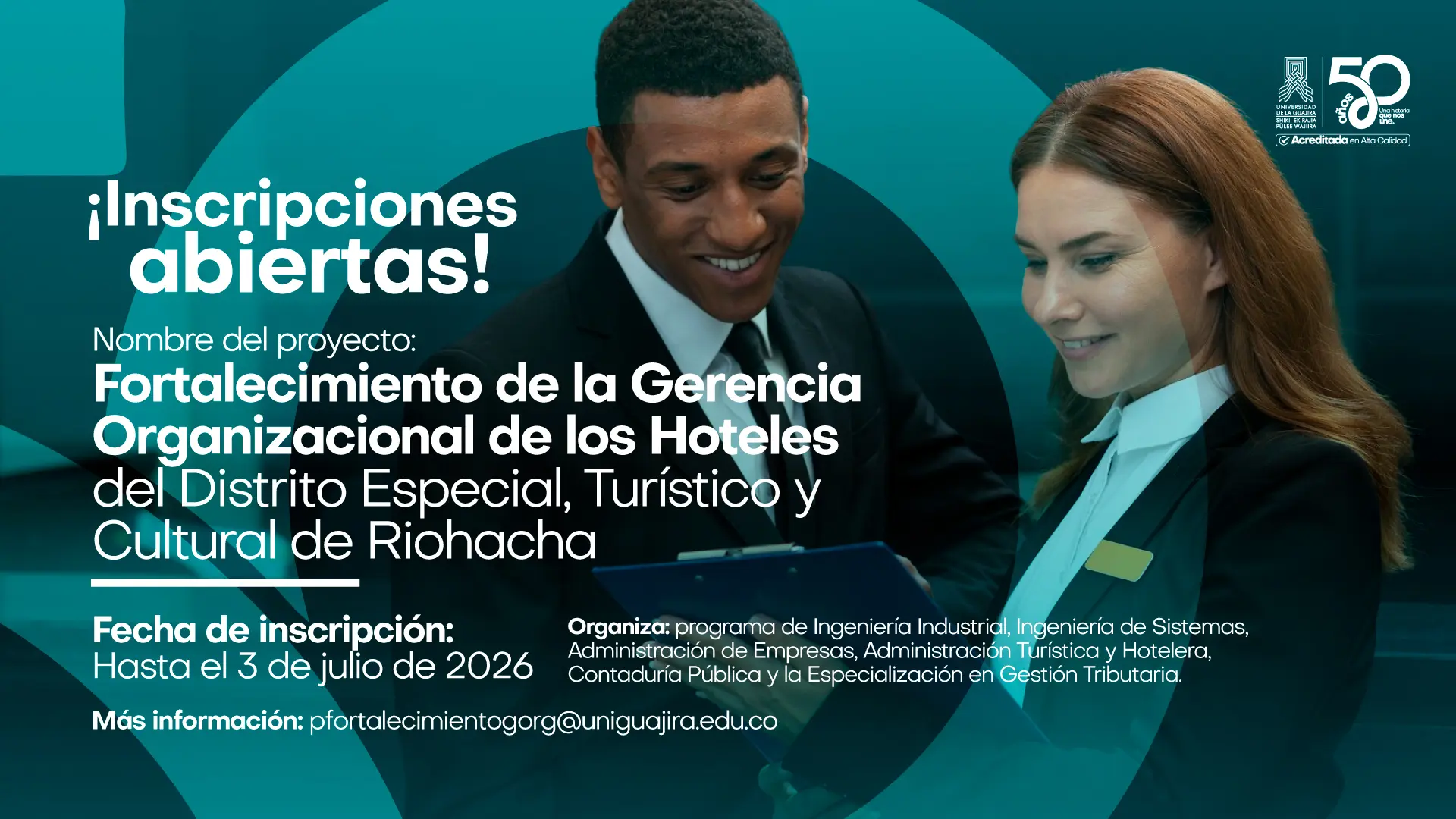 Imagen promocional titulada “¡Inscripciones abiertas!”, en la que se observa a un hombre y una mujer sonriendo mientras revisan una carpeta sobre un fondo verde azulado. El proyecto se denomina “Fortalecimiento de la Gerencia Organizacional de los Hoteles del Distrito Especial, Turístico y Cultural de Riohacha”. La fecha límite de inscripción es el 3 de julio de 2026. La iniciativa es organizada por varios programas académicos de Ingeniería, Administración y Contaduría, y cuenta con el correo de contacto pfortalecimientogorg@uniguajira.edu.co.