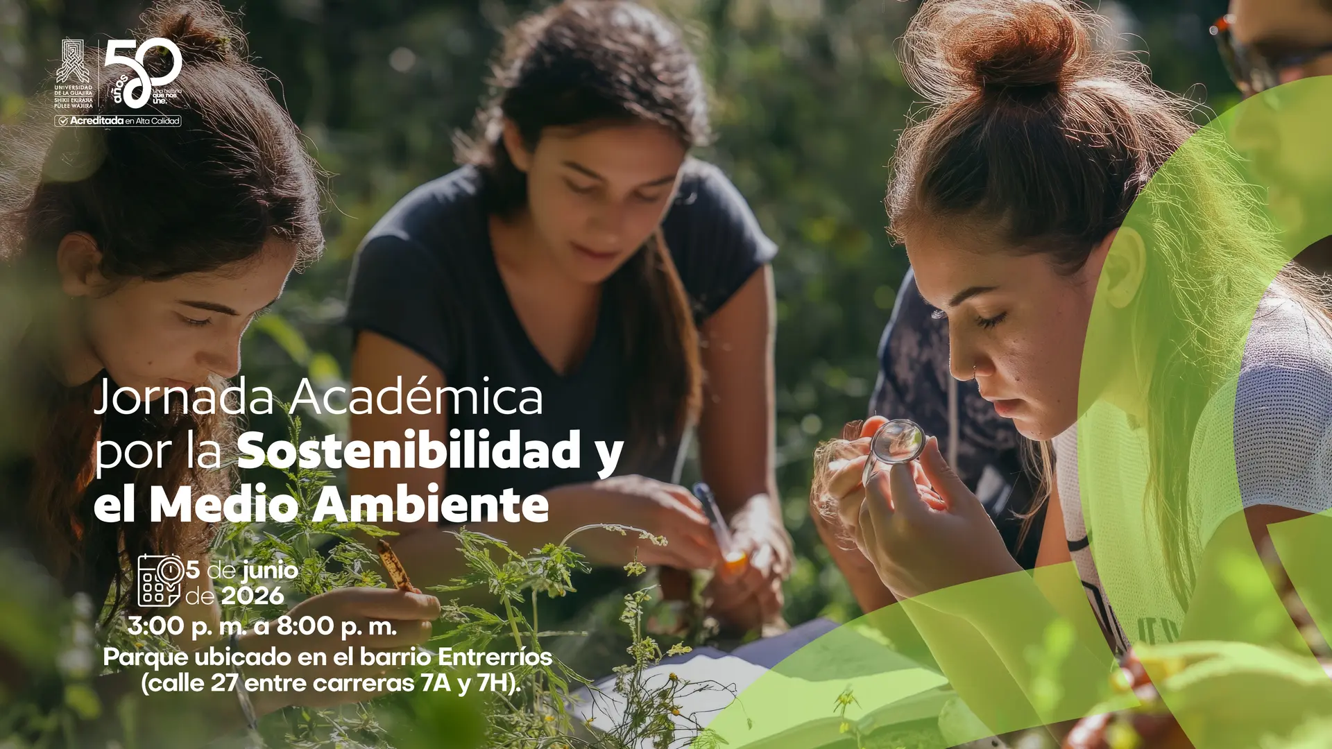 Fotografía en tonos verdes de tres jóvenes estudiantes interactuando con la naturaleza en un entorno exterior; una de ellas observa detenidamente a través de una lupa. En la esquina superior izquierda se aprecia el logo del 50 aniversario de la Universidad de La Guajira, con el sello de Acreditada en Alta Calidad. El texto principal anuncia: "Jornada Académica por la Sostenibilidad y el Medio Ambiente". Información del evento: 5 de junio de 2026, de 3:00 p. m. a 8:00 p. m., en el parque ubicado en el barrio Entrerríos (calle 27 entre carreras 7A y 7H).