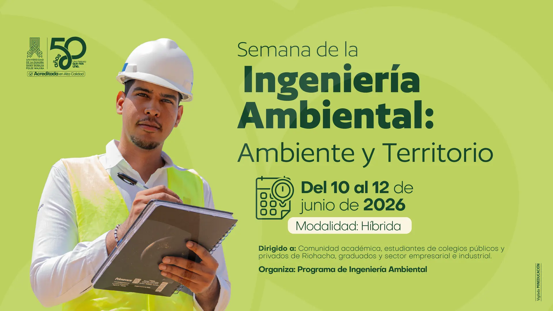 Pieza gráfica promocional de la Semana de la Ingeniería Ambiental: Ambiente y Territorio de la Universidad de La Guajira. La imagen presenta a un estudiante de Ingeniería Ambiental con casco de seguridad blanco, chaleco reflectivo amarillo y una libreta en mano, sobre un fondo verde con elementos gráficos circulares. En la parte superior izquierda se encuentra el logo institucional de la Universidad de La Guajira y la conmemoración de los 50 años. En el lado derecho aparece el título del evento: “Semana de la Ingeniería Ambiental: Ambiente y Territorio”, junto con la fecha del 10 al 12 de junio de 2026, la modalidad híbrida, el público dirigido (comunidad académica, estudiantes de colegios públicos y privados de Riohacha, graduados y sector empresarial e industrial) y la organización a cargo del Programa de Ingeniería Ambiental.