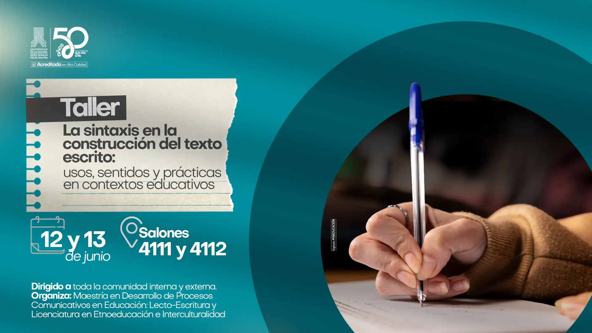 Pieza gráfica institucional de Uniguajira sobre un taller académico. En el lado izquierdo aparece el texto Taller: La sintaxis en la construcción del texto escrito: usos, sentidos y prácticas en contextos educativos. También se informa que se realizará los días 12 y 13 de junio en los salones 4111 y 4112. En la parte inferior se indica que está dirigido a la comunidad interna y externa y que es organizado por la Maestría en Desarrollo de Procesos Comunicativos en Educación: Lecto-Escritura y Licenciatura en Etnoeducación e Interculturalidad. En el lado derecho se observa una fotografía de una persona escribiendo con un bolígrafo sobre una hoja. El diseño utiliza tonos turquesa, blanco y negro, e incluye el logo de los 50 años de Uniguajira.