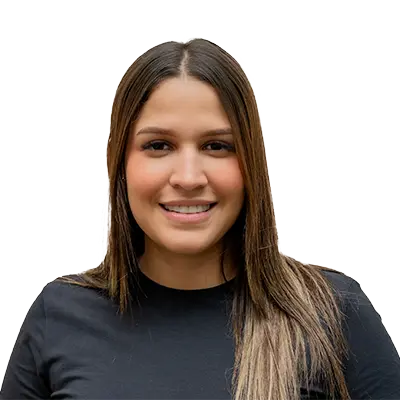 Clara Lucía Guerra Daza Retrato de una mujer de cabello liso y largo, con una sonrisa, vistiendo una camiseta negra de manga corta, sobre un fondo blanco.