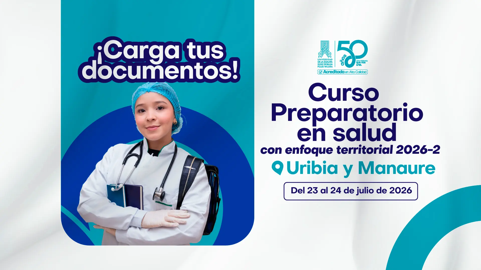 Diseño gráfico de fondo blanco con elementos azules y verde azulado. A la izquierda, joven mujer con bata blanca, cofia quirúrgica azul, estetoscopio y maletín, posando con los brazos cruzados. Sobre ella, el texto "¡Carga tus documentos!" en azul oscuro. A la derecha, el texto "Curso Preparatorio en Salud con enfoque territorial 2026-2", con las ubicaciones Uribia y Manaure destacadas y las fechas del 23 al 24 de julio de 2026 en un recuadro. Incluye el logo institucional y el sello de 50 años de Uniguajira.