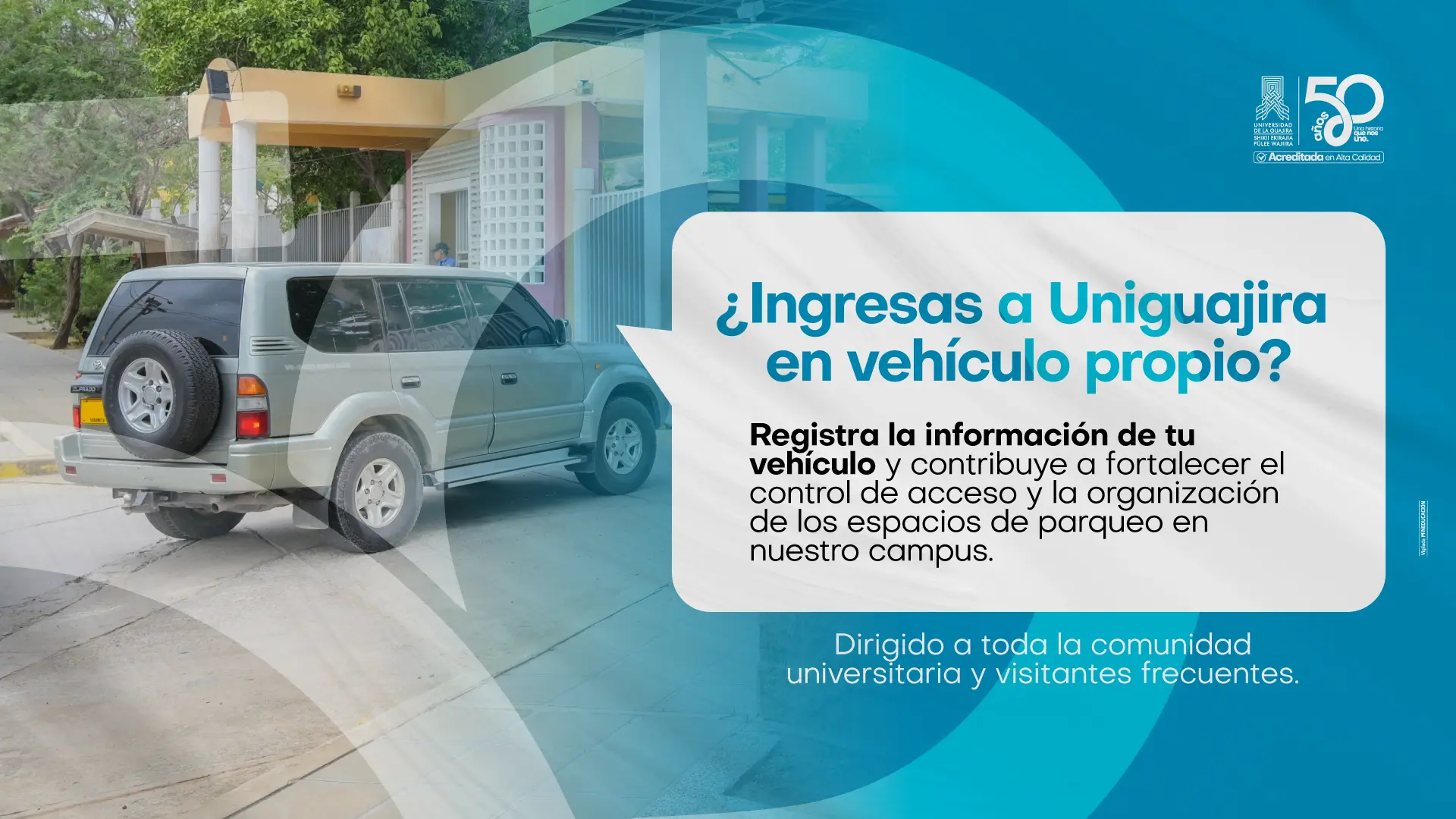 Pieza gráfica institucional sobre el registro de vehículos. La imagen muestra un vehículo tipo camioneta ingresando al campus, con un diseño en tonos azules y blancos. En la parte superior derecha aparecen el logo institucional y el distintivo de los 50 años de la universidad. El mensaje principal dice: «¿Ingresas a Uniguajira en vehículo propio?».