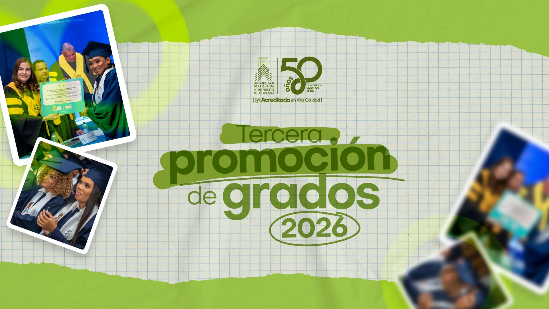 Banner promocional de la Tercera Promoción de Grados 2026 de la Universidad de La Guajira. En el centro se destaca el texto "Tercera promoción de grados 2026", acompañado del logotipo institucional, el distintivo de los 50 años y el sello de Acreditación en Alta Calidad. El diseño presenta un fondo con textura de papel cuadriculado en tonos verdes y fotografías de ceremonias de graduación ubicadas en los laterales, donde se observan graduandos recibiendo sus diplomas y participando en el acto de graduación.