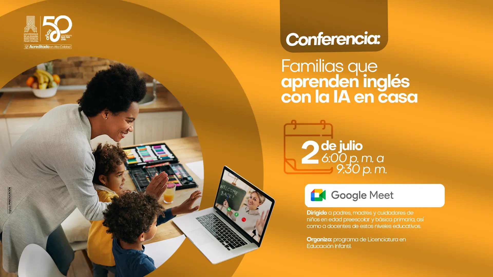 Pieza promocional de la conferencia virtual Familias que aprenden inglés con la IA en casa, dirigida a padres, madres, cuidadores y docentes de preescolar y primaria. Incluye fecha (2 de julio), horario (6:00 p. m. a 9:30 p. m.), modalidad por Google Meet e imagen de una familia participando en una clase virtual de inglés.