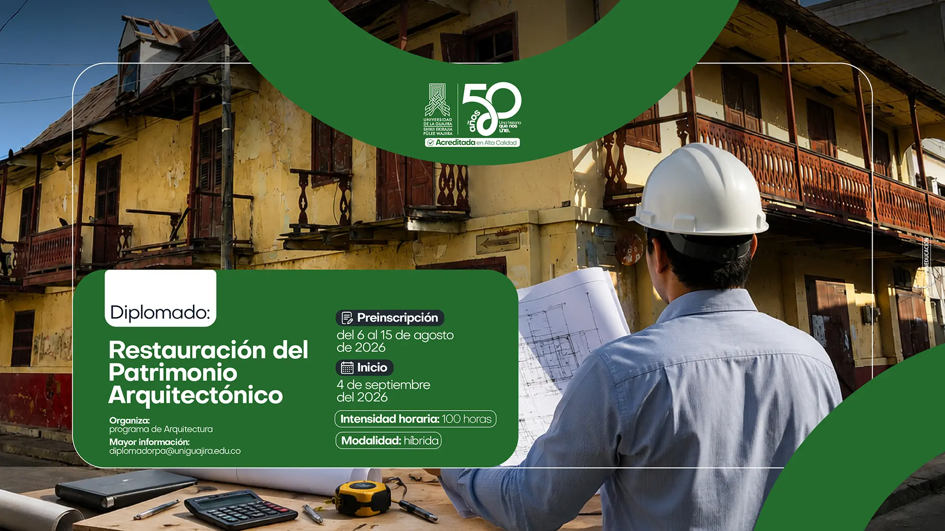 Profesional revisa planos frente a una edificación patrimonial en deterioro. Banner de la Universidad de La Guajira que promociona el diplomado en Restauración del Patrimonio Arquitectónico, en modalidad híbrida.