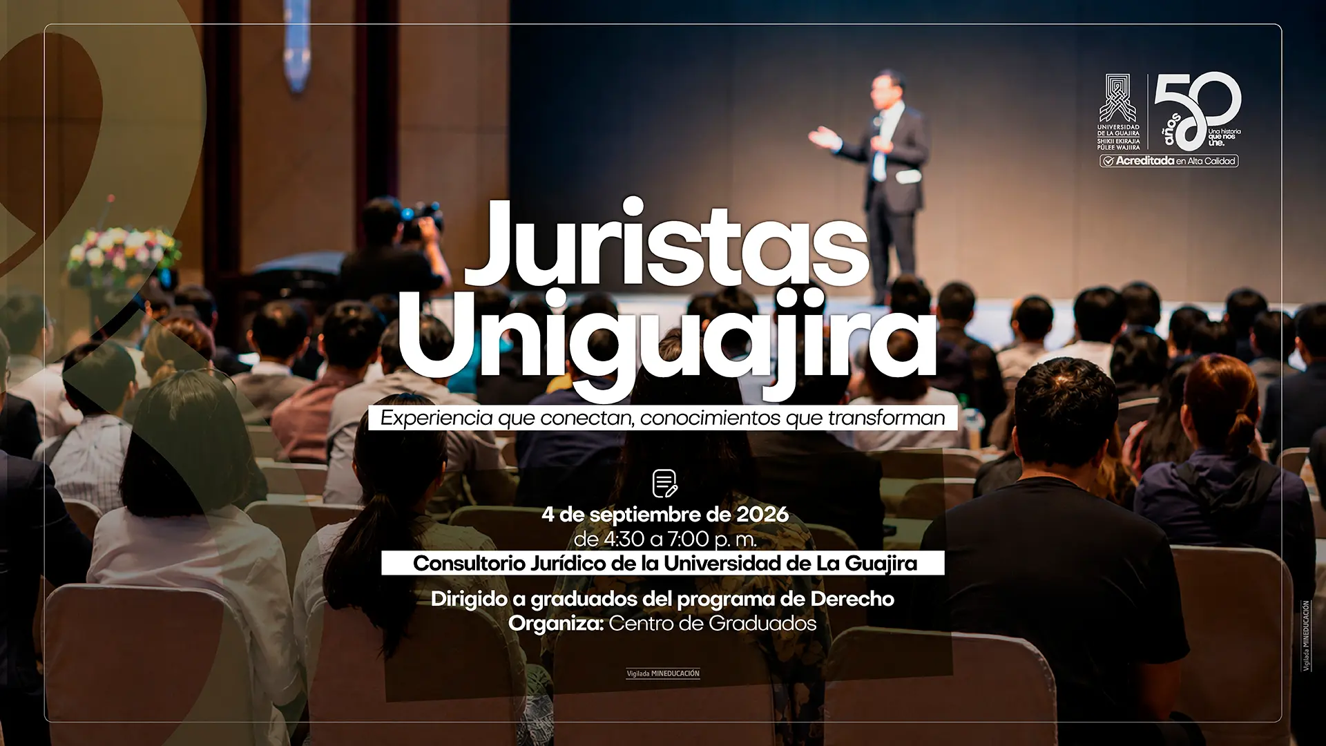 Pieza gráfica del evento Juristas Uniguajira, Experiencia que conectan, conocimientos que transforman, de la Universidad de La Guajira, con la fotografía de fondo de un auditorio lleno de asistentes observando a un ponente en el escenario. Indica que se realizará el 4 de septiembre de 2026, de 4:30 a 7:00 p.m., en el Consultorio Jurídico de Uniguajira, dirigido a graduados del programa de Derecho y organizado por el Centro de Graduados. Incluye los logotipos institucionales de la universidad y su 50 aniversario.