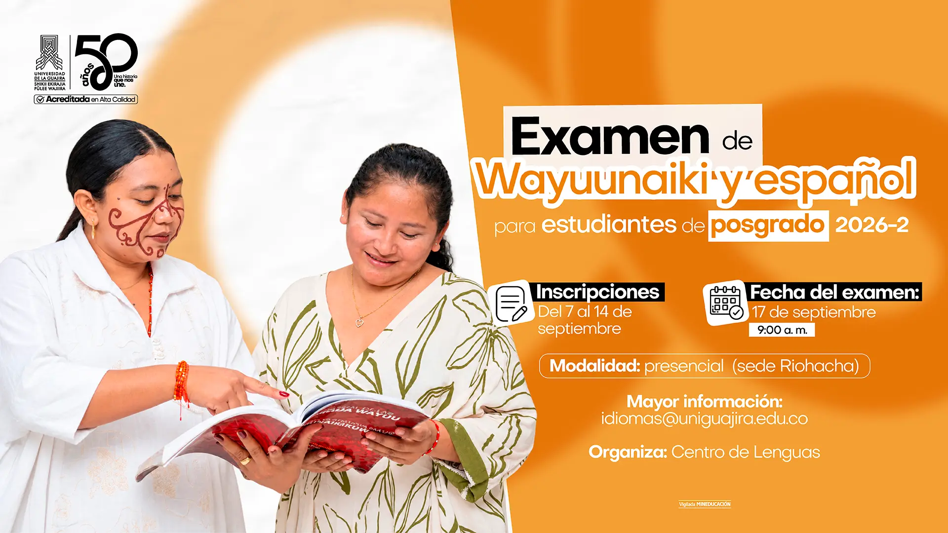 Pieza gráfica de la Universidad de La Guajira sobre el Examen de Wayuunaiki y Español para estudiantes de posgrado 2026-2. Muestra a dos mujeres wayuu revisando un libro rojo titulado "Palabra de las Manos Wayuu", una con jayeechi (pintura facial tradicional) en el rostro. Incluye los datos: inscripciones del 7 al 14 de septiembre, examen el 17 de septiembre a las 9:00 a.m., modalidad presencial en la sede Riohacha, contacto idiomas@uniguajira.edu.co, organiza el Centro de Lenguas.