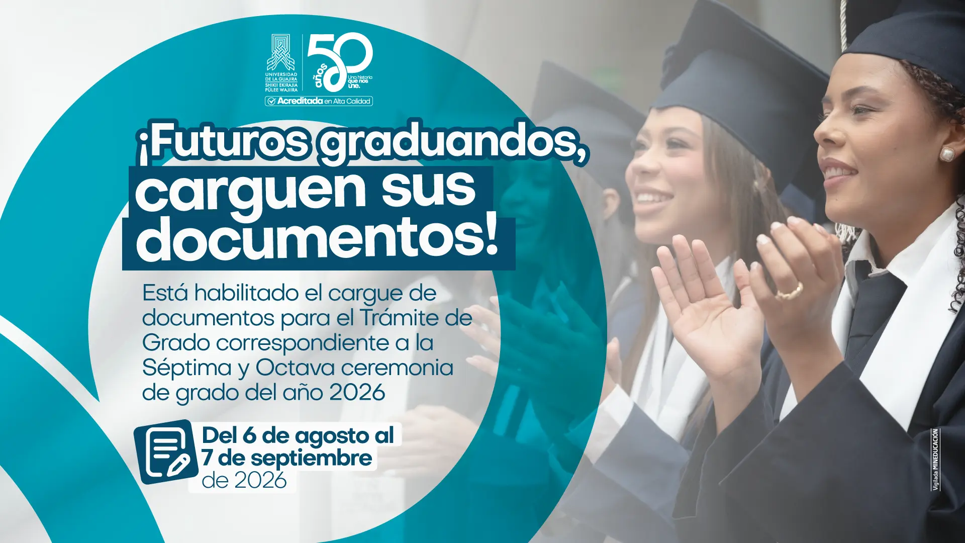 Diseño gráfico con fondo fotográfico de jóvenes graduandas con toga y birrete, sonriendo y aplaudiendo. En la parte inferior, sobre un círculo azul verdoso, el texto "¡Futuros graduandos, carguen sus documentos!". Se indica que está habilitado el cargue de documentos para el Trámite de Grado de la Séptima y Octava ceremonia de grado del año 2026, con las fechas del 6 de agosto al 7 de septiembre de 2026 destacadas. Incluye el logo institucional y el sello de 50 años de Uniguajira.