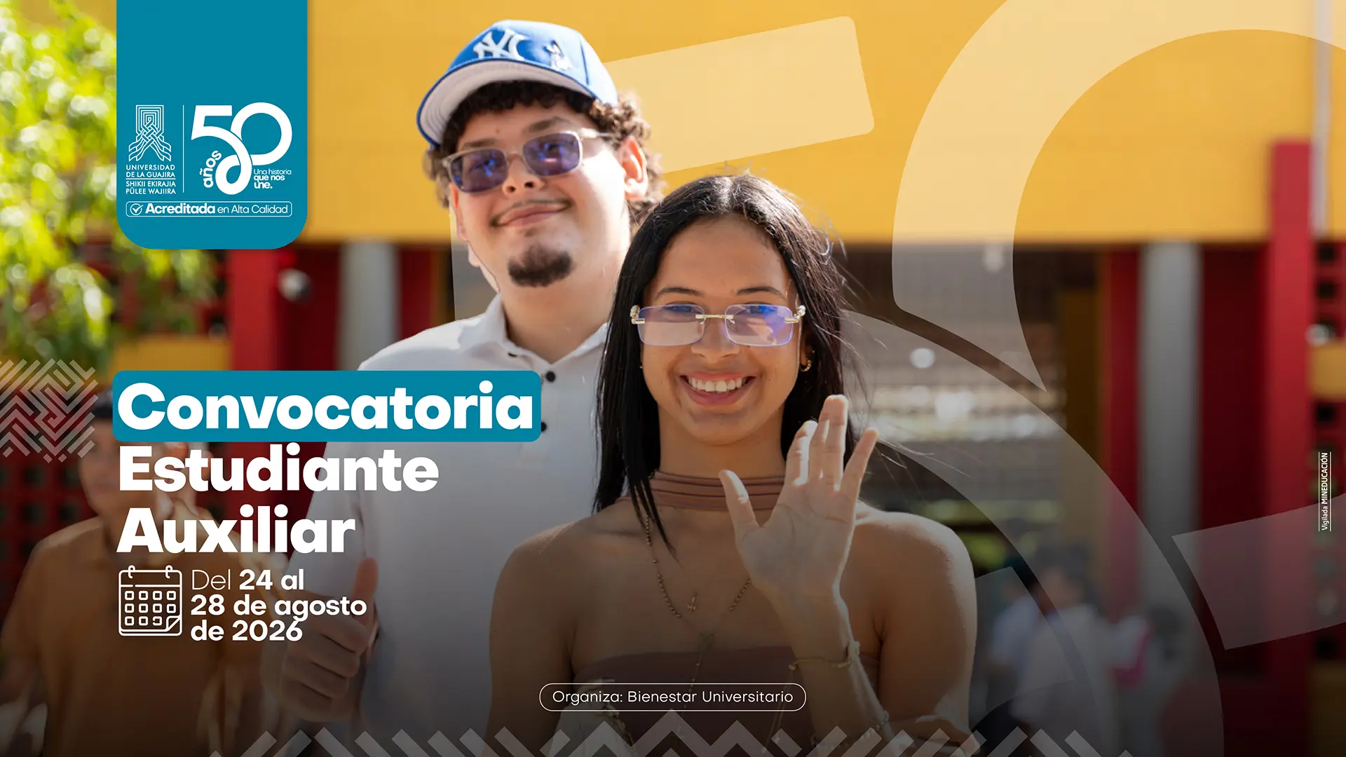 Pieza gráfica de la Universidad de La Guajira que anuncia la Convocatoria Estudiante Auxiliar. La imagen muestra a dos estudiantes sonrientes en el campus universitario; una estudiante saluda con la mano y otro estudiante lleva una gorra y gafas. El texto indica que las inscripciones estarán abiertas del 24 al 28 de agosto de 2026. Organiza Bienestar Universitario.