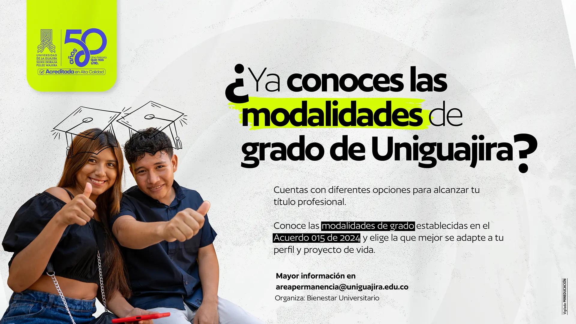 Pieza gráfica de la Universidad de La Guajira que invita a conocer las modalidades de grado para obtener el título profesional. A la izquierda aparecen dos estudiantes sonrientes con birretes. El mensaje principal pregunta: “¿Ya conoces las modalidades de grado de Uniguajira?”. La pieza informa que existen diferentes opciones establecidas en el Acuerdo 015 de 2024, para elegir según el perfil y proyecto de vida. Incluye el correo areapermanencia@uniguajira.edu.co para mayor información y señala a Bienestar Universitario como organizador. En la parte superior izquierda se destaca el aniversario de 50 años de la Universidad de La Guajira.