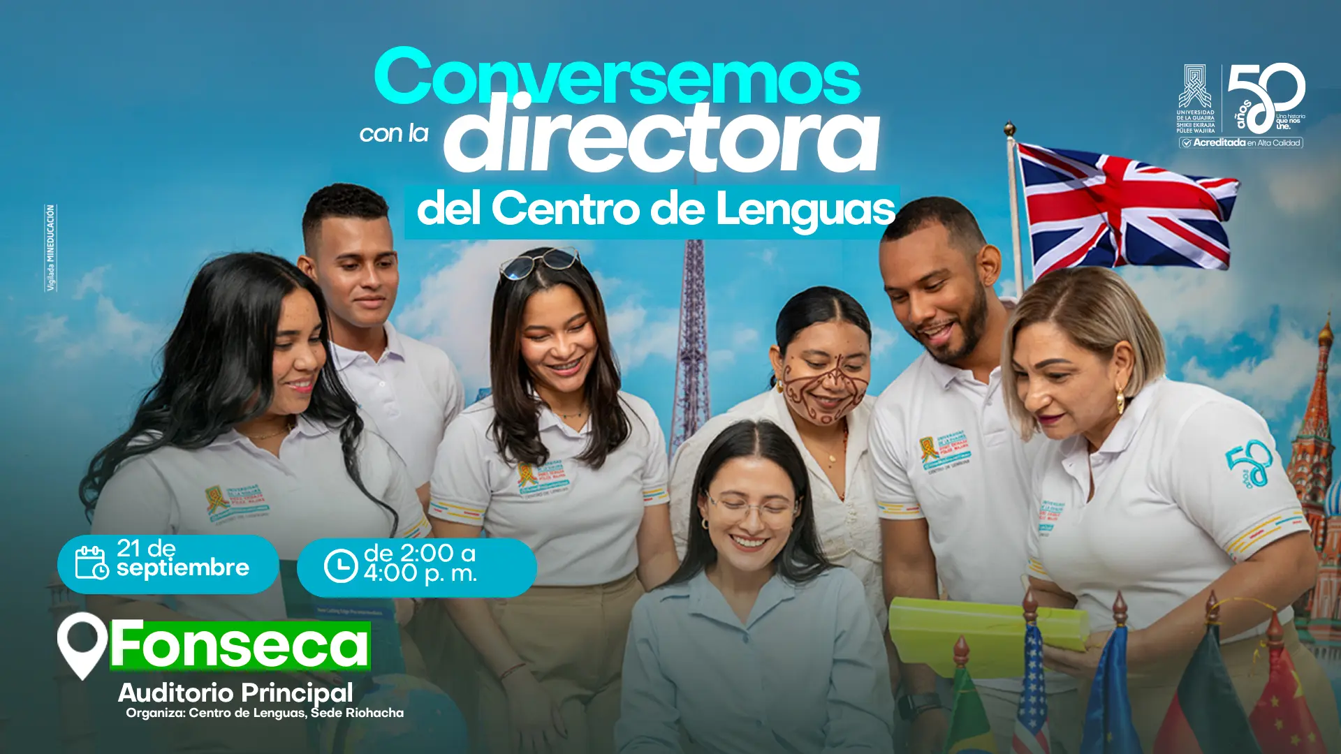 Afiche promocional de un conversatorio con la directora del Centro de Lenguas. Aparecen seis personas jóvenes y adultas, integrantes del Centro de Lenguas, frente a un fondo azul con nubes y varias banderas internacionales, incluida la del Reino Unido.