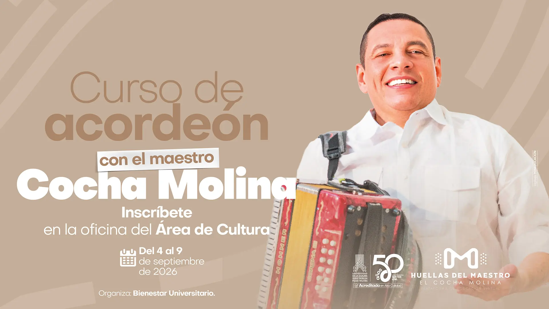 Pieza gráfica que anuncia el Curso de Acordeón con el maestro Cocha Molina. La imagen muestra al maestro sonriente, vestido de blanco y sosteniendo un acordeón. Se invita a inscribirse en la oficina del Área de Cultura del 4 al 9 de septiembre de 2026. Organiza Bienestar Universitario y se identifica la iniciativa “Huellas del Maestro, El Cocha Molina”.