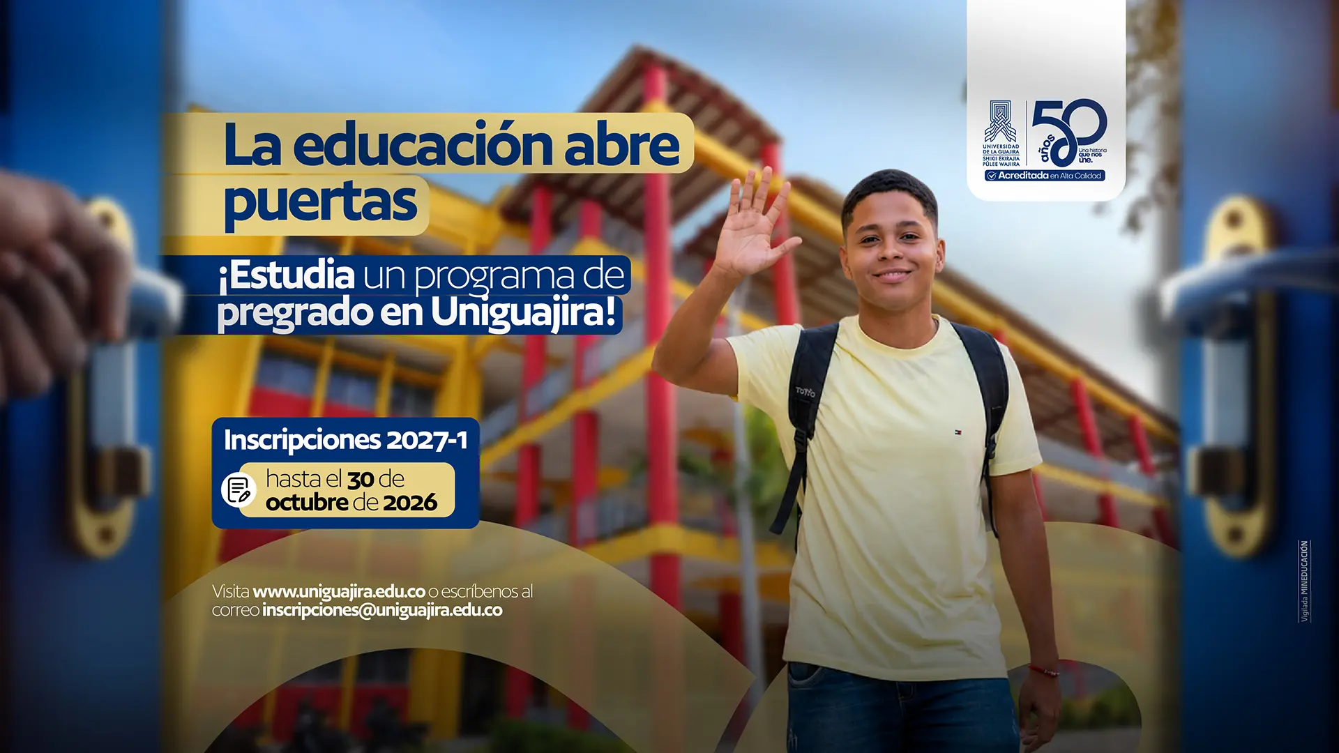 Diseño gráfico con fondo fotográfico de la fachada colorida de Uniguajira en amarillo y rojo. Joven hombre de piel morena con camiseta amarilla y maletín, sonriendo y saludando con la mano. A la izquierda, el texto "La educación abre puertas. ¡Estudia un programa de pregrado en Uniguajira!", con las inscripciones abiertas hasta el 30 de octubre de 2026 y los datos de contacto: www.uniguajira.edu.co e inscripciones@uniguajira.edu.co. Incluye el logo institucional y el sello de 50 años de Uniguajira.